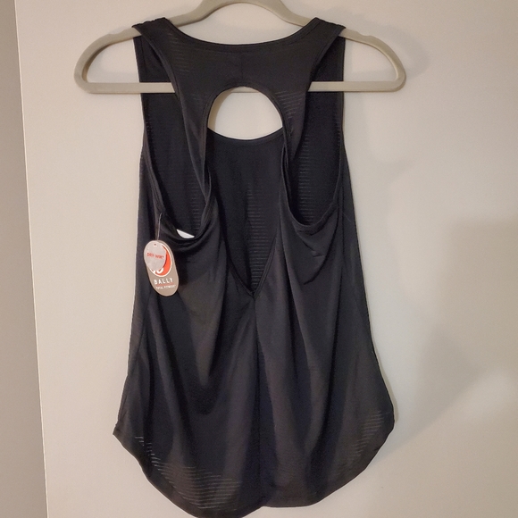 Black athletic tops - Picture 2 of 6